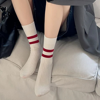 🤍 Calcetines “Retro Pop” – blancos con dos rayas rojas ❤️