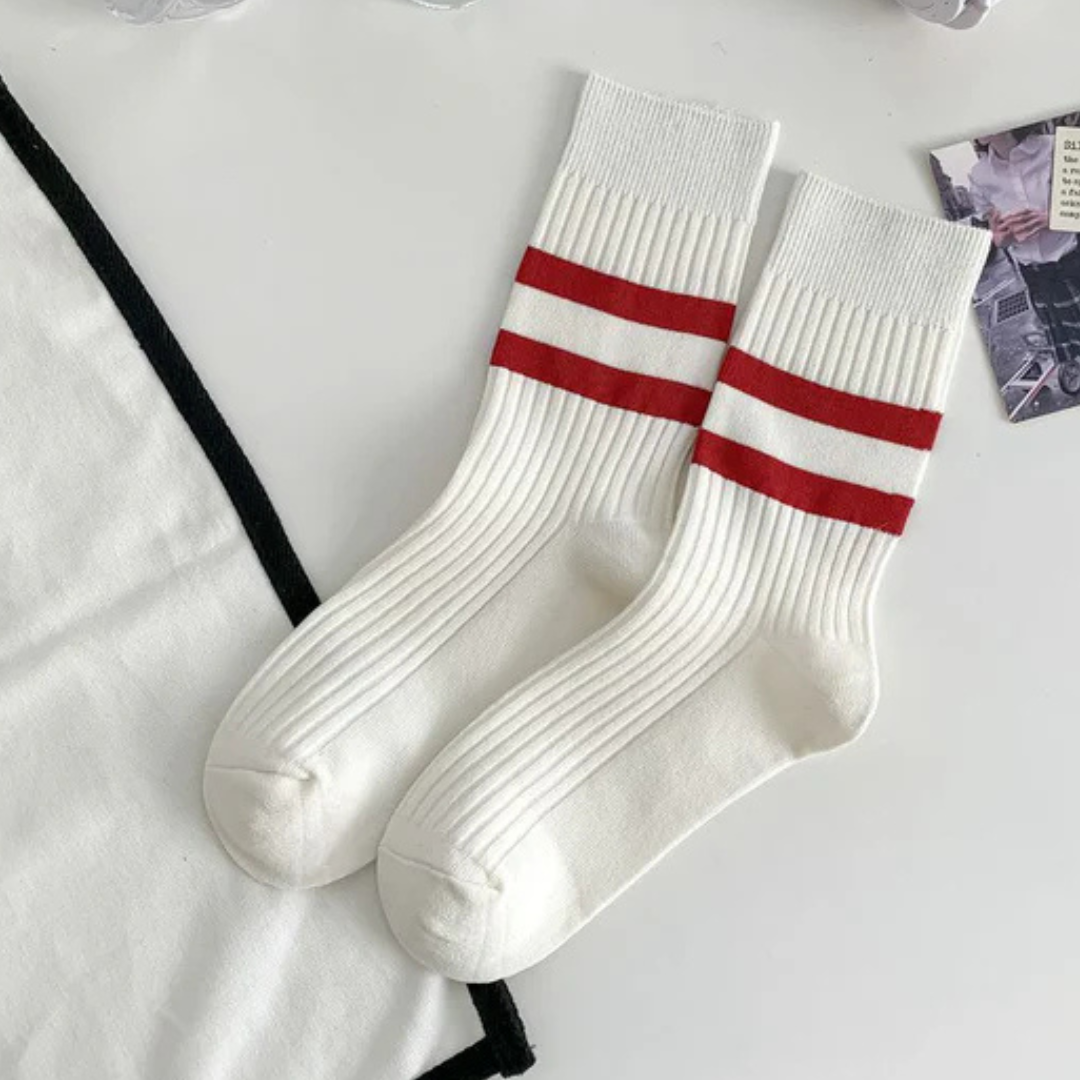 🤍 Calcetines “Retro Pop” – blancos con dos rayas rojas ❤️