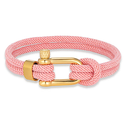 Pulsera de Doble Hebra con Grillete Dorado – Hecha a Mano