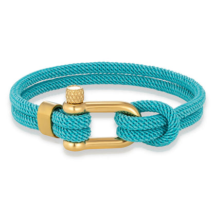 Pulsera de Doble Hebra con Grillete Dorado – Hecha a Mano