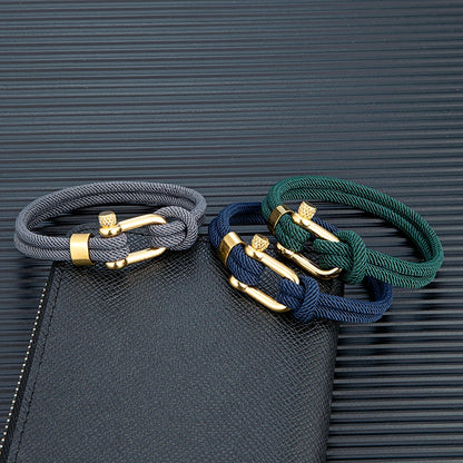 Pulsera de Doble Hebra con Grillete Dorado – Hecha a Mano