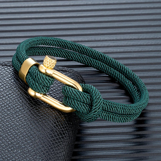 Pulsera de Doble Hebra con Grillete Dorado – Hecha a Mano
