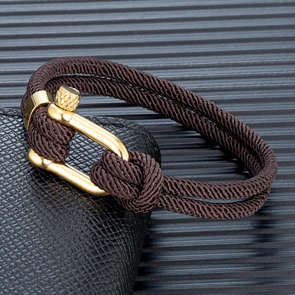 Pulsera de Doble Hebra con Grillete Dorado – Hecha a Mano