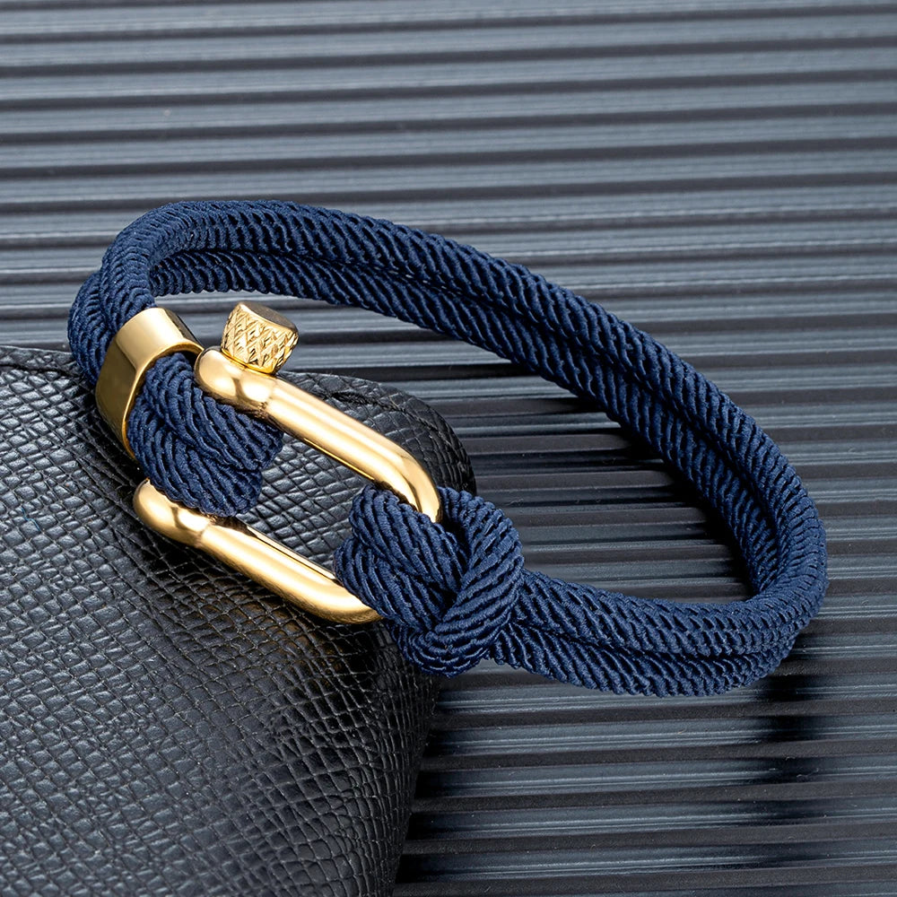Pulsera de Doble Hebra con Grillete Dorado – Hecha a Mano