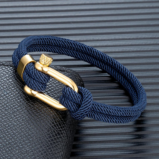 Pulsera de Doble Hebra con Grillete Dorado – Hecha a Mano